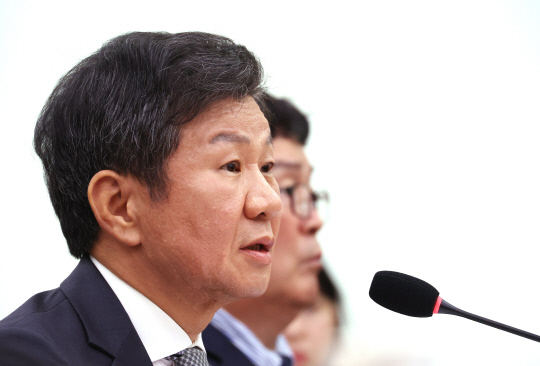 정몽규 대한축구협회장이 24일 국회에서 열린 문화체육관광위원회 전체회의에 출석, 의원 질의에 답하고 있다. 연합뉴스